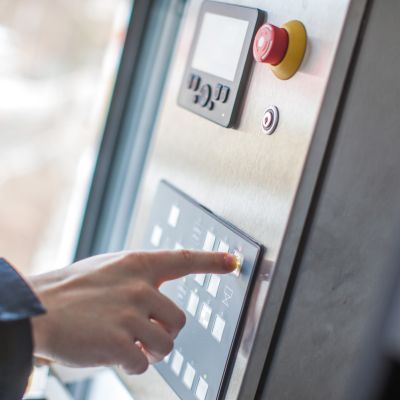 DOLL OCS Une main commande le clavier du système de commande et de contrôle DOLL OCS